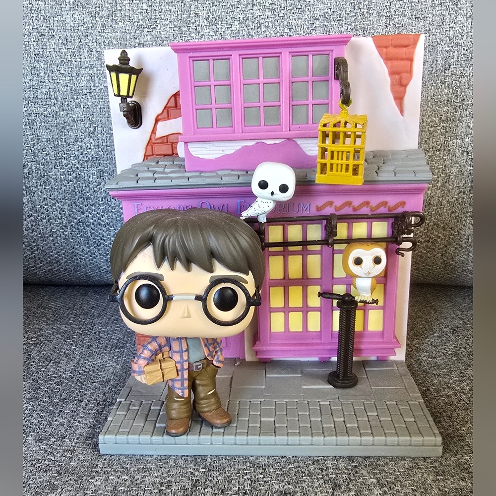 Harry Funko Pop Deluxe Deluxe: Harry Potter with Eeylops Owl Emporium Wizarding
